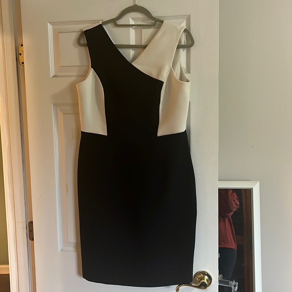 Calvin Klein black and cream colorblock sleeveless dress. Size 12